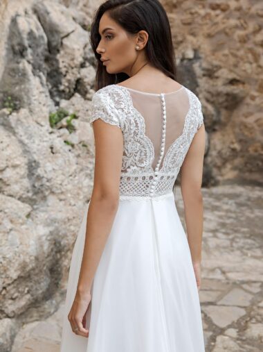 AnnAngelex Brautkleid B2259 Chiffon Kleid leichte Schleppe Knopfleiste und T Shirt Armen Corsage mit Spitze bei VeRina Brautmoden in Hille Rothenuffeln