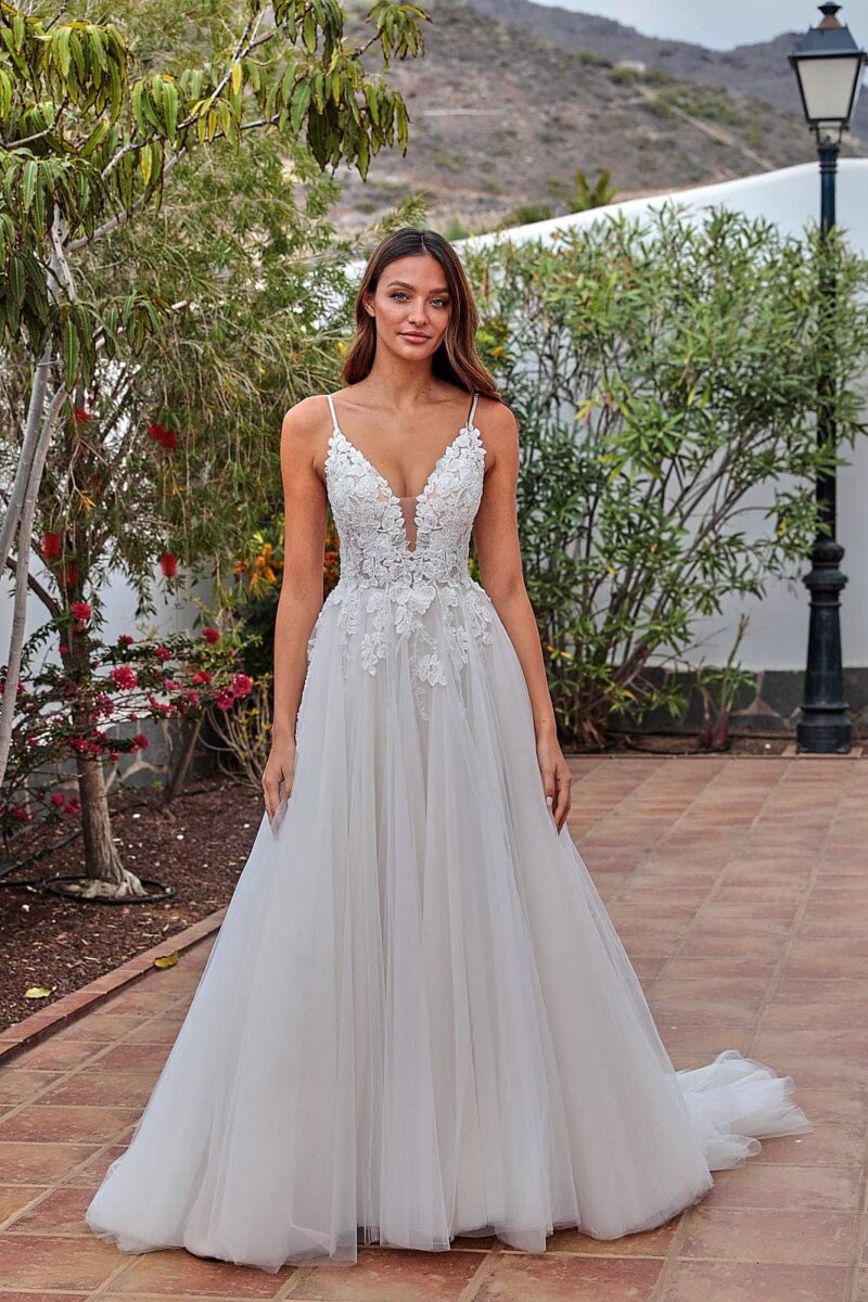 30601 Novabella DL be VeRina Brautmoden in Hille Rothenuffeln ivory Nude Champagner Tüllklei Brautkleid Spaghettiträger tiefer V Ausschnitt große Spitze durchsichtige Corsage (3)