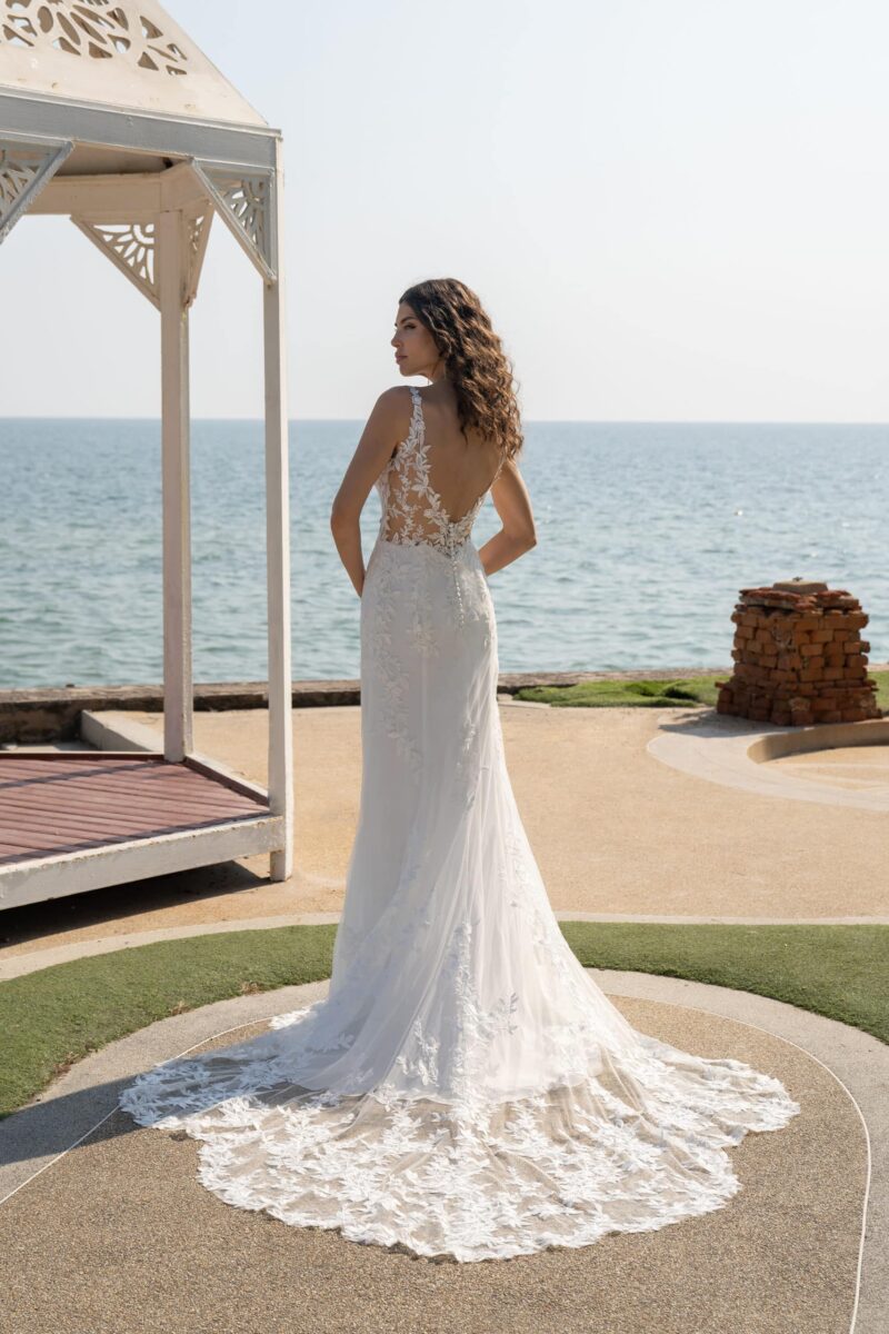 10111 Amelie Brautkleid Fit und Flare bei VeRina Brautmode in Hille Rothenuffeln schlichter Rock mit Schleppe V Ausschnitt dünne Träger durchsichtiger Rücken (2)