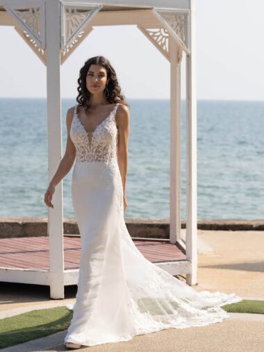 10111 Amelie Brautkleid Fit und Flare bei VeRina Brautmode in Hille Rothenuffeln schlichter Rock mit Schleppe V Ausschnitt dünne Träger durchsichtiger Rücken