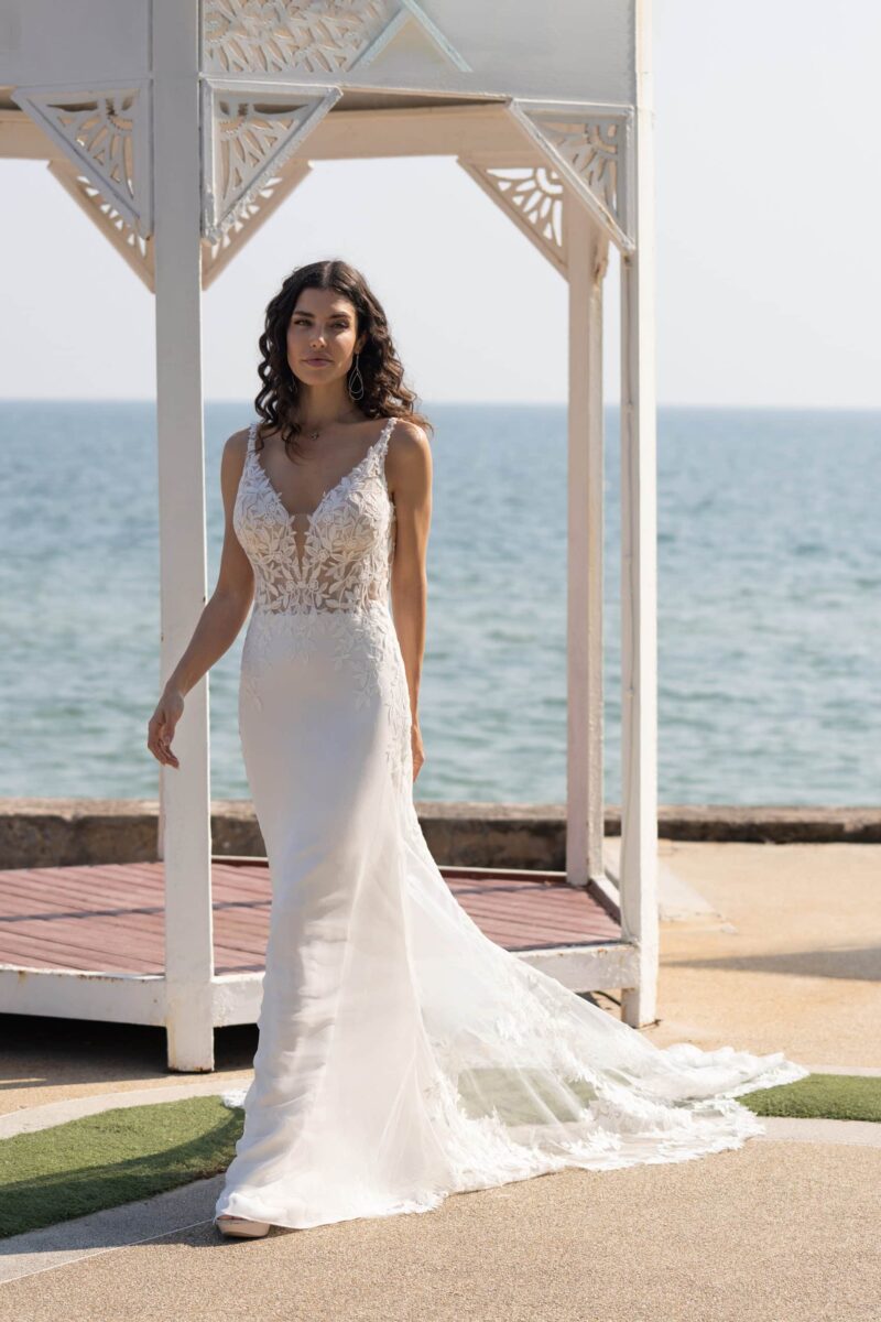 10111 Amelie Brautkleid Fit und Flare bei VeRina Brautmode in Hille Rothenuffeln schlichter Rock mit Schleppe V Ausschnitt dünne Träger durchsichtiger Rücken
