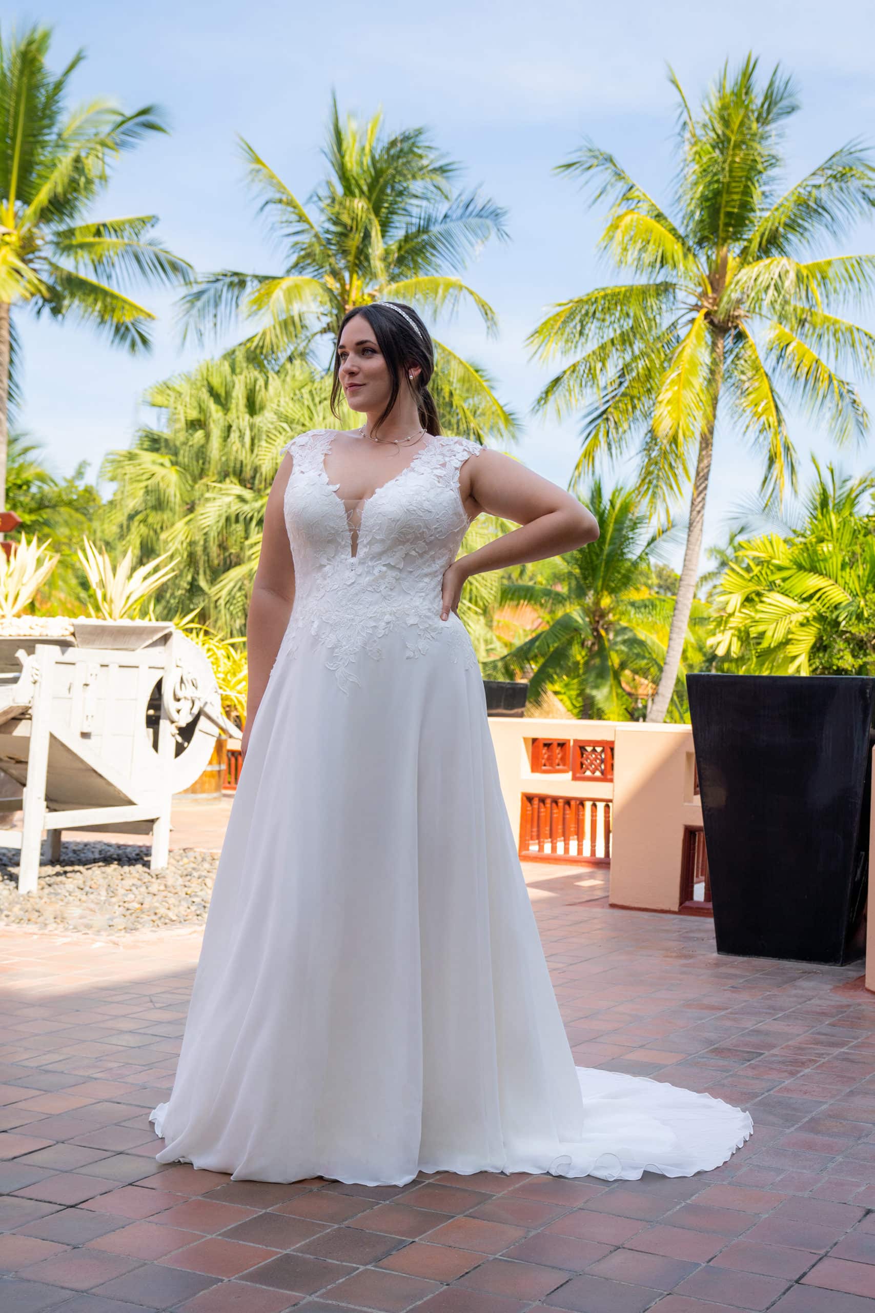 30117W Amelie Brautkleid bei VeRina Brautmoden in Hille Rothenuffeln Chiffon große Größen V Ausschnitt Rücken V Ausschnitt breite Träger florale Spitze