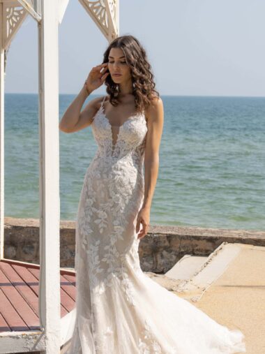 10104 Amelie Brautkleid Meerjungfrau mermaid bei VeRina Brautmoden in Hille Rothenuffeln eng geschnitten runder Rückenausschnitt V Ausschnitt vorne Spaghettiträger