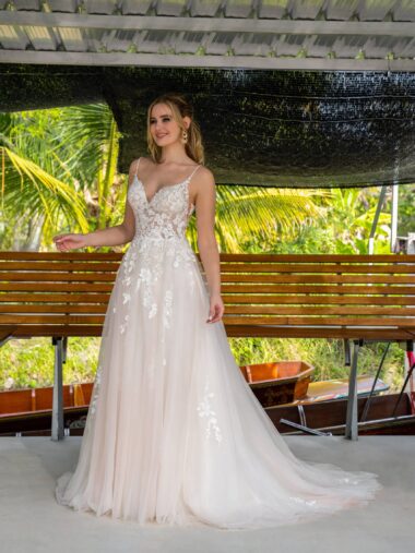 20308 Amelie Brautkleid bei VeRina Brautmoden in Hille Rothenuffeln Tüll Blätterspitze Spaghettiträger durchsichtiger Rücken