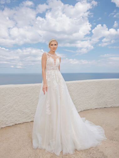 B2412 Amera Vera Brautkleid bei VeRina Brautmoden in Hille Rothenuffeln Tüllkleid Prinzessin Spitze Steinchen Glitzer Tattoospitze tiefer Ausschnitt
