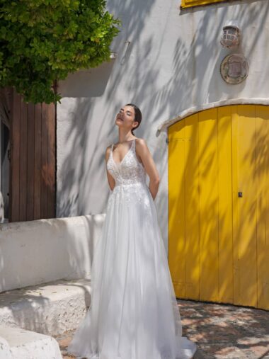 b2456 Amera Vera Brautkleid bei VeRina Brautmoden in Hille Rothenuffeln Tüllkleid Softtüll zarte florale Spitze V Ausschnitt (1)