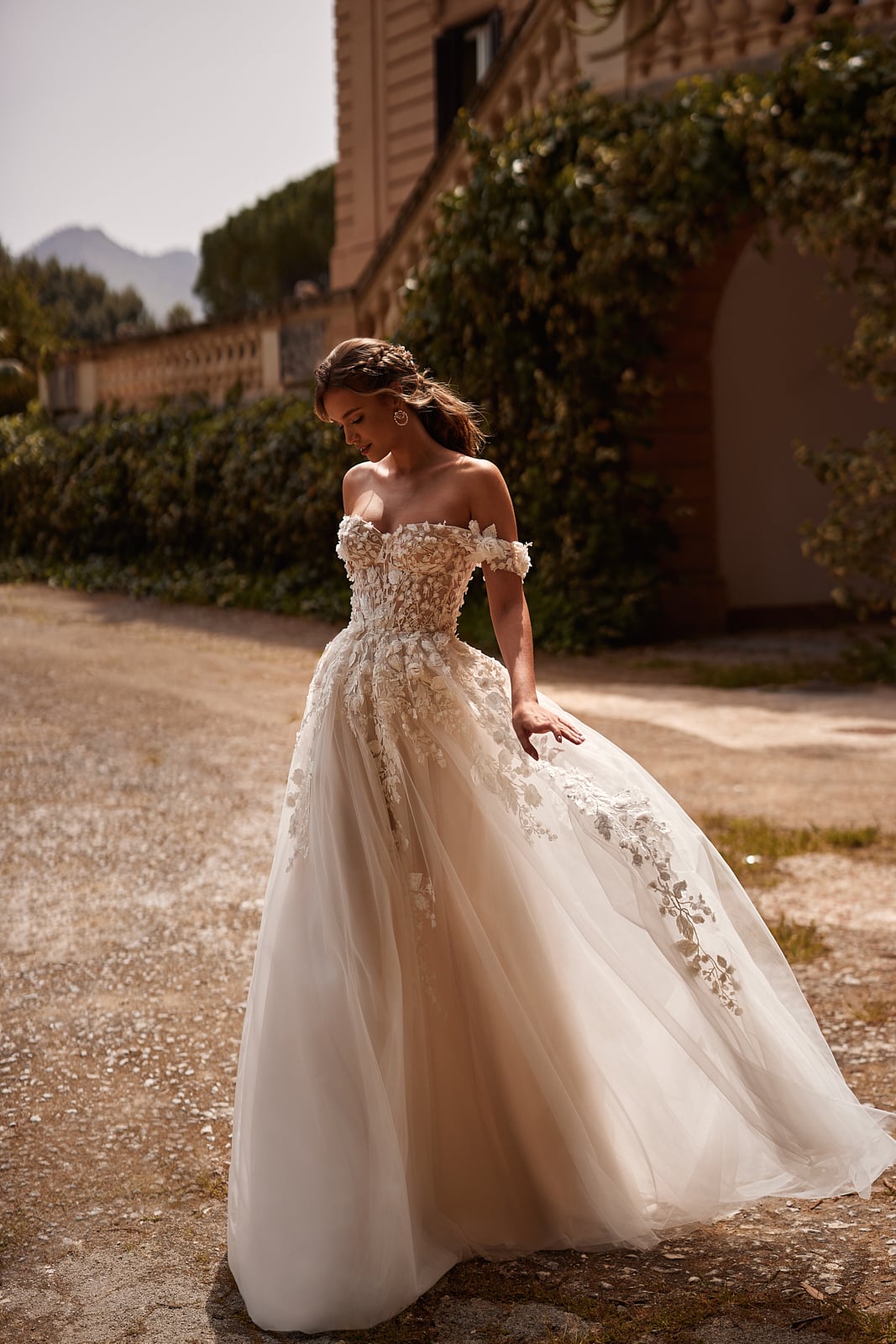 Mia dama couture Brautkleid bei VeRina Brautmoden in Hille Rothenuffeln Corsage mit Carmenträger 3D Spitzenapplikationen Tüllkleid Schleppe (1)