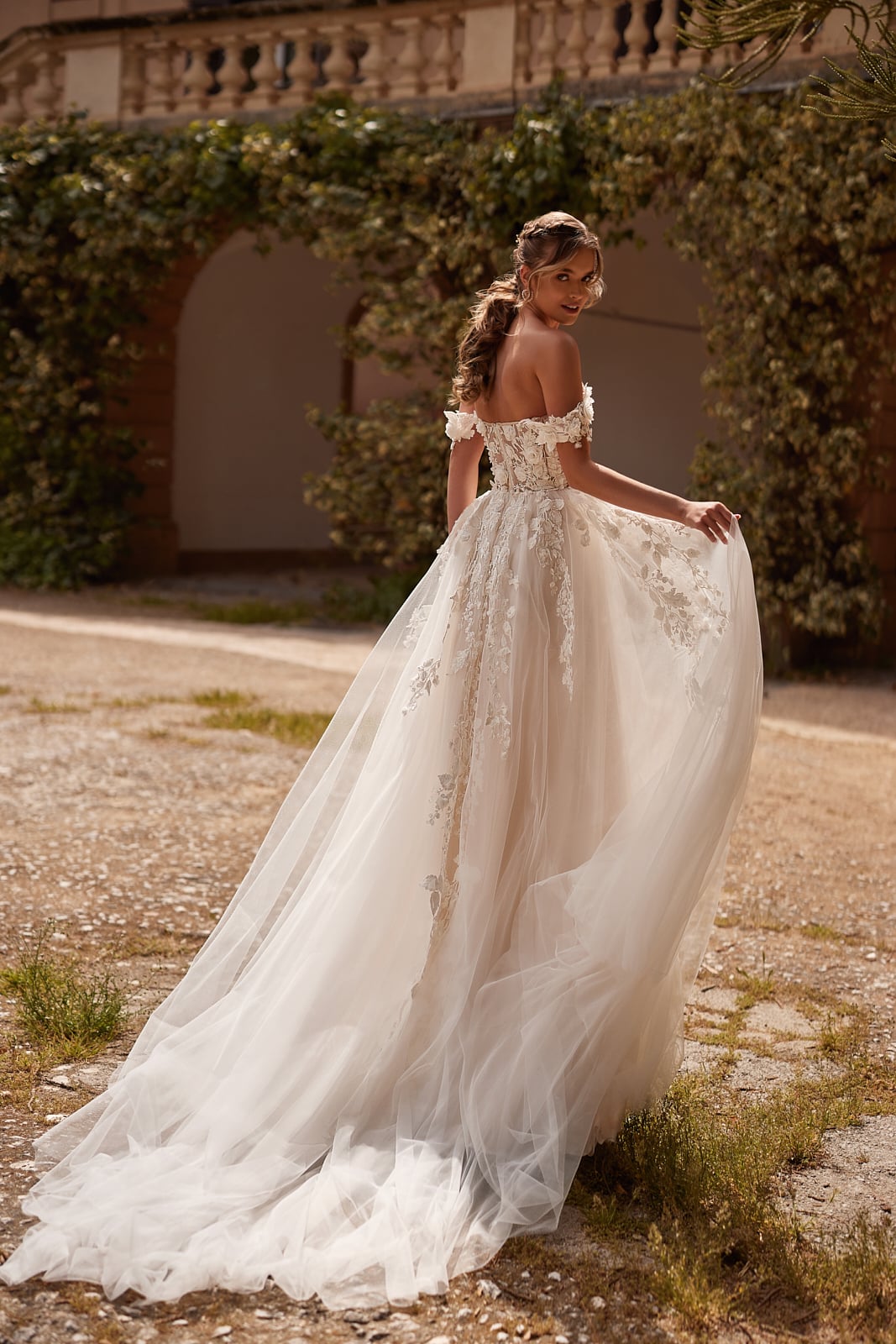 Mia dama couture Brautkleid bei VeRina Brautmoden in Hille Rothenuffeln Corsage mit Carmenträger 3D Spitzenapplikationen Tüllkleid Schleppe (3)