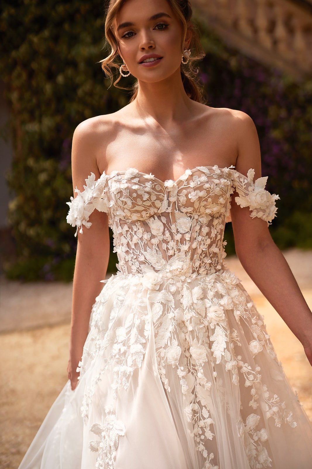 Mia dama couture Brautkleid bei VeRina Brautmoden in Hille Rothenuffeln Corsage mit Carmenträger 3D Spitzenapplikationen Tüllkleid Schleppe (4)