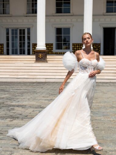 Brautkleid 10143U Amelie bei VeRina Brautmoden in Hille Rothenuffeln Tüllkleid fließende Spitze Schleppe Spaghettiträger puffärmel Schnürung