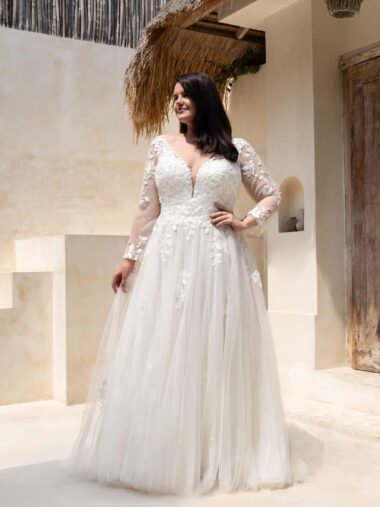 Brautkleid 30134W Amelie bei VeRina Brautmoden in Hille Rothenuffeln langarm Tüllkleid fließende Spitze V Ausschnitt Curvy