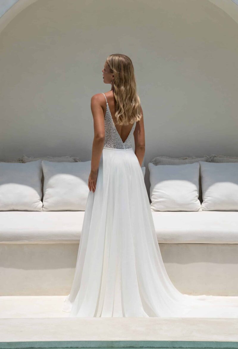 Brautkleid 40081 Amelie bei VeRina Brautmoden in Hille Rothenuffeln Chiffonkleid Spaghettiträger Oberteil ist mit Perlen bedeckt Schleppe Cutouts2