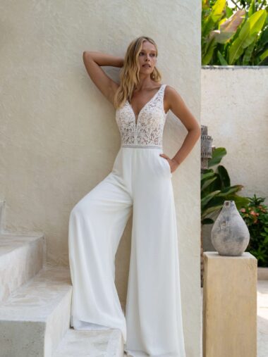 Jumpsuit Brautoutfit 40090 Amelie bei VeRina Brautmoden in Hille Rothenuffeln weite Chiffonbeine Spitzenoberteil mit Borte und breiteren Trägern