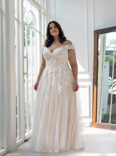 Brautkleid 30146W Ameli Bella bei VeRina Brautmoden in Hille Rothenuffeln Tüllkleid fließenede Spitze Carmenträger Stäbe durchsichtiger Rücken