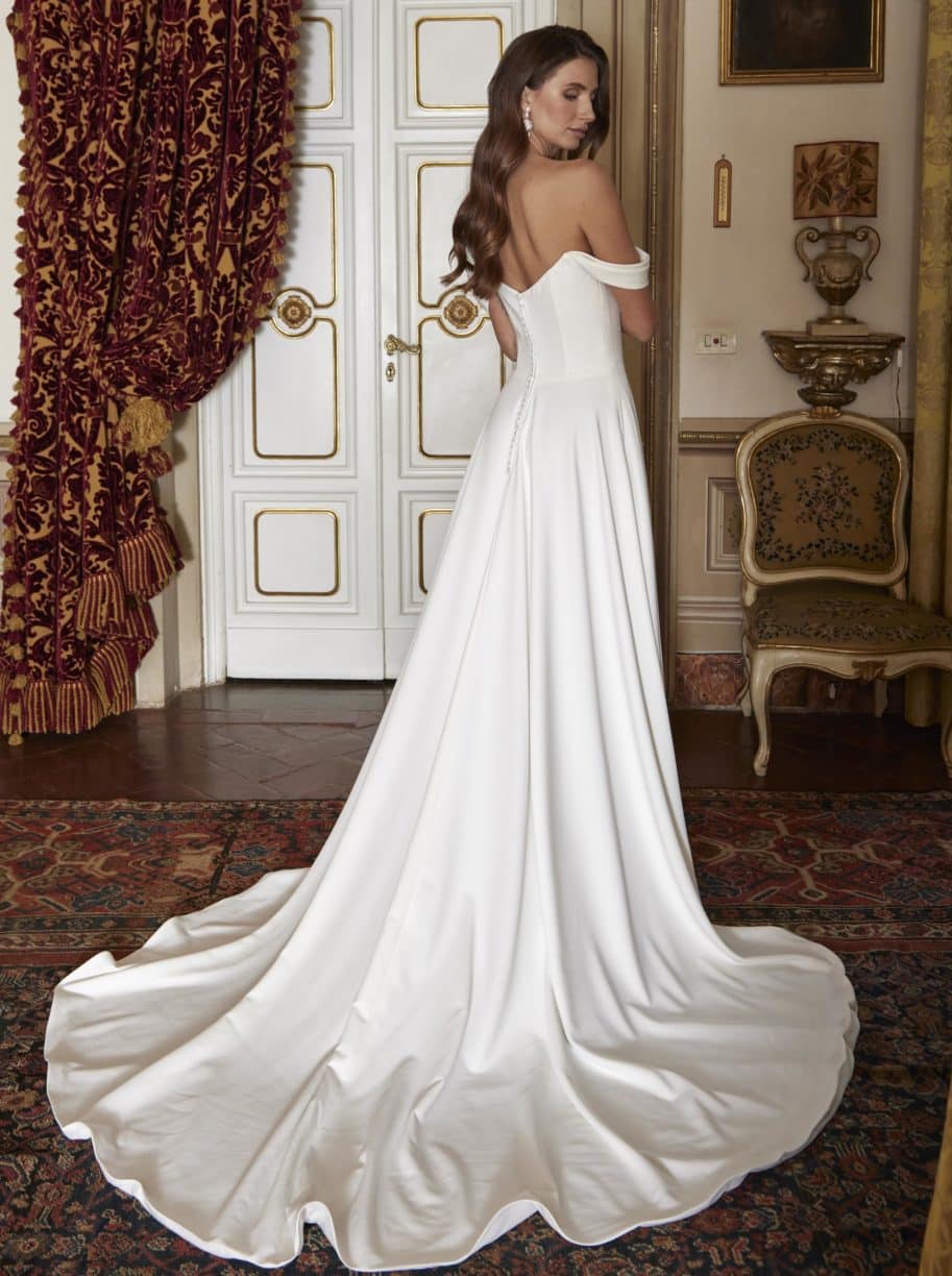 Brautkleid 1823 DL bei VeRina Brautmoden in Hille Rothenuffeln schlicht A Linie Carmenträger Schleppe Knopfleist Reißverschluss (2)