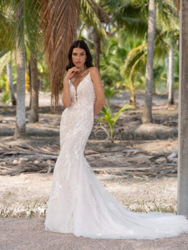 Brautkleid 10107 Amelie bei VeRina Brautmoden in Hille Rothenuffeln figurbetont fließende Spitze einzelne Spitzenelemente Schleppe mit Spitze tiefer Rückenausschnitt V Ausschnitt (3)