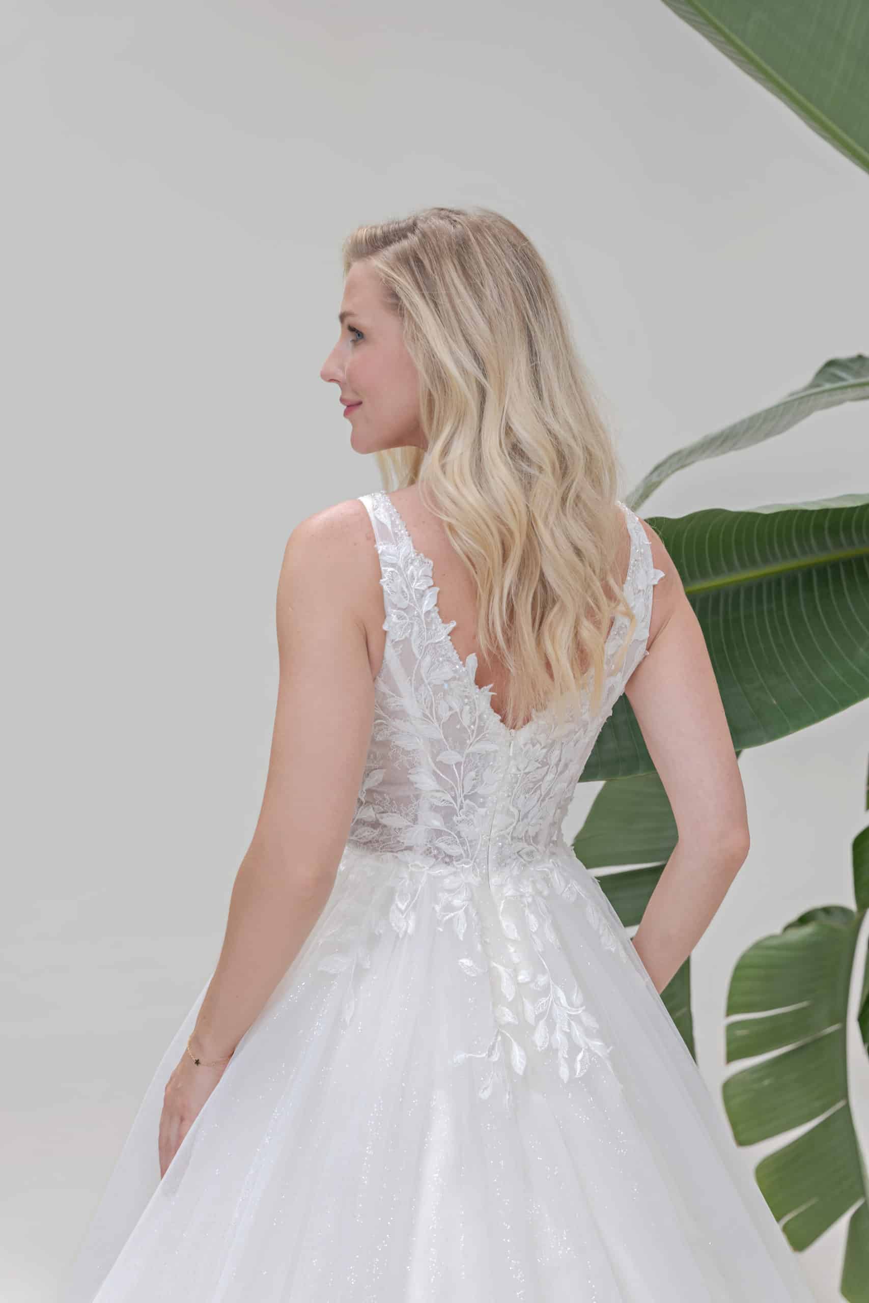 Brautkleid Amera Vera Fashion Queen bei VeRina Brautmoden in Hille Rothenuffeln Tüllkleid Glitzertüll 3DBlüten Perlen V Ausschnitt fließende Blätter Spitze B2503 (1)