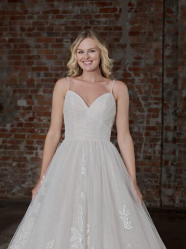 Brautkleid DT166 Duett bridal bei VeRina Brautmoden in Hille Rothenuffeln ausgestelltes Kleid schlicht mit Raffungen an der Corsage Rock hat große Blüten bestickt Spaghettiträger