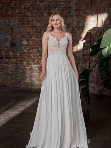 DT701 Brautkleid Duett Bridal bei VeRina Brautmoden in Hille Rothenuffeln Chiffon Spaghettiträger fließende Spitze Perlencarmenträger V Ausschnitt runder Rückenausschnitt (2)