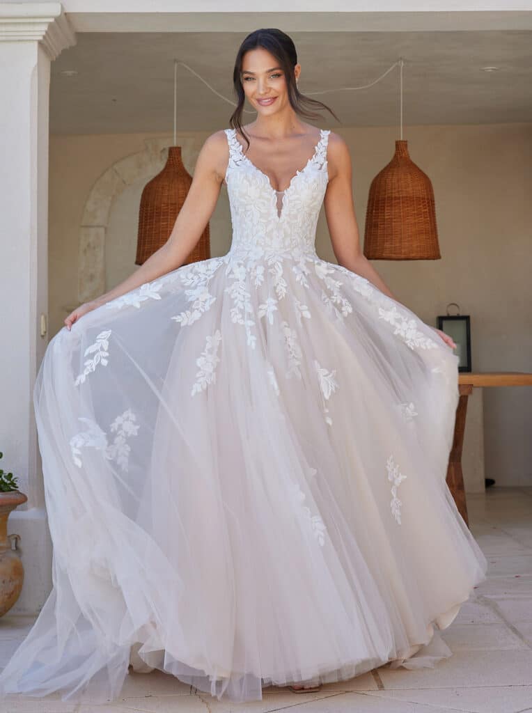 Diane Legrand 8132 Brautkleid bei VeRina Brautmoden in Hille Rothenuffeln Tüllkleid Blätterspitze matt V Ausschnitt Träger runder Rückenausschnitt