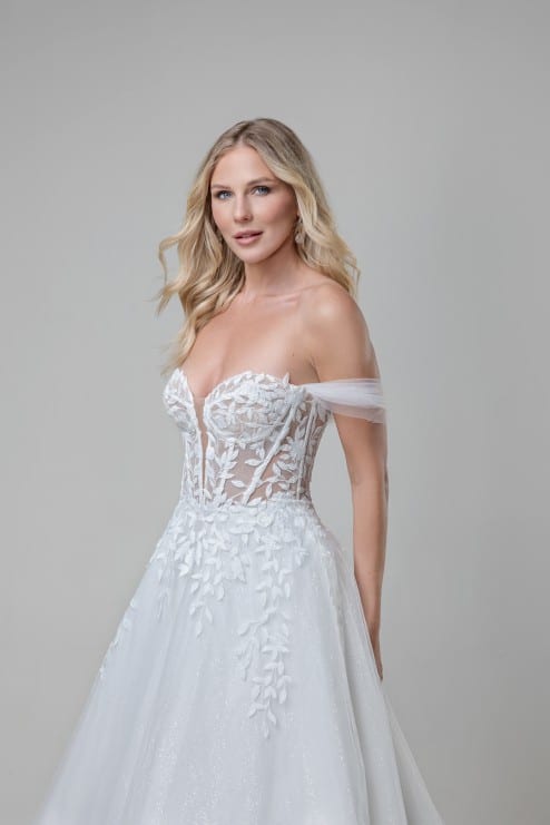 mgb203 Brautkleid Miss beautiful bride fashion queen bei VeRina Brautmoden in Hille Rothenuffeln A Linie Blätterspitze Corsage Carmenträger fließende Spitze Spitzenborte am Tüllrock (3)