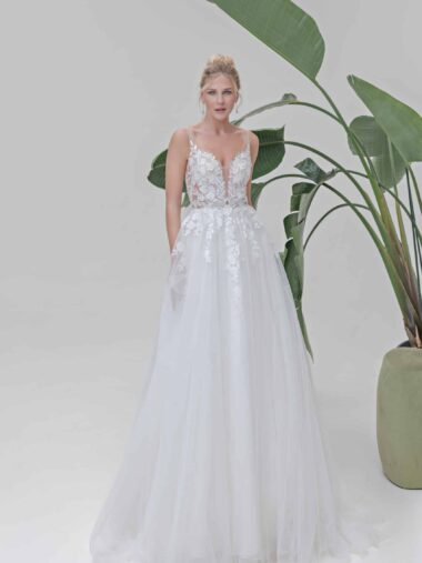 B2505 Brautkleid Fashion Queen Amera Vera bei VeRina Brautmoden in Hille Rothenuffeln Tüllkleid fließende Spitze Träger mit Perlen (1)