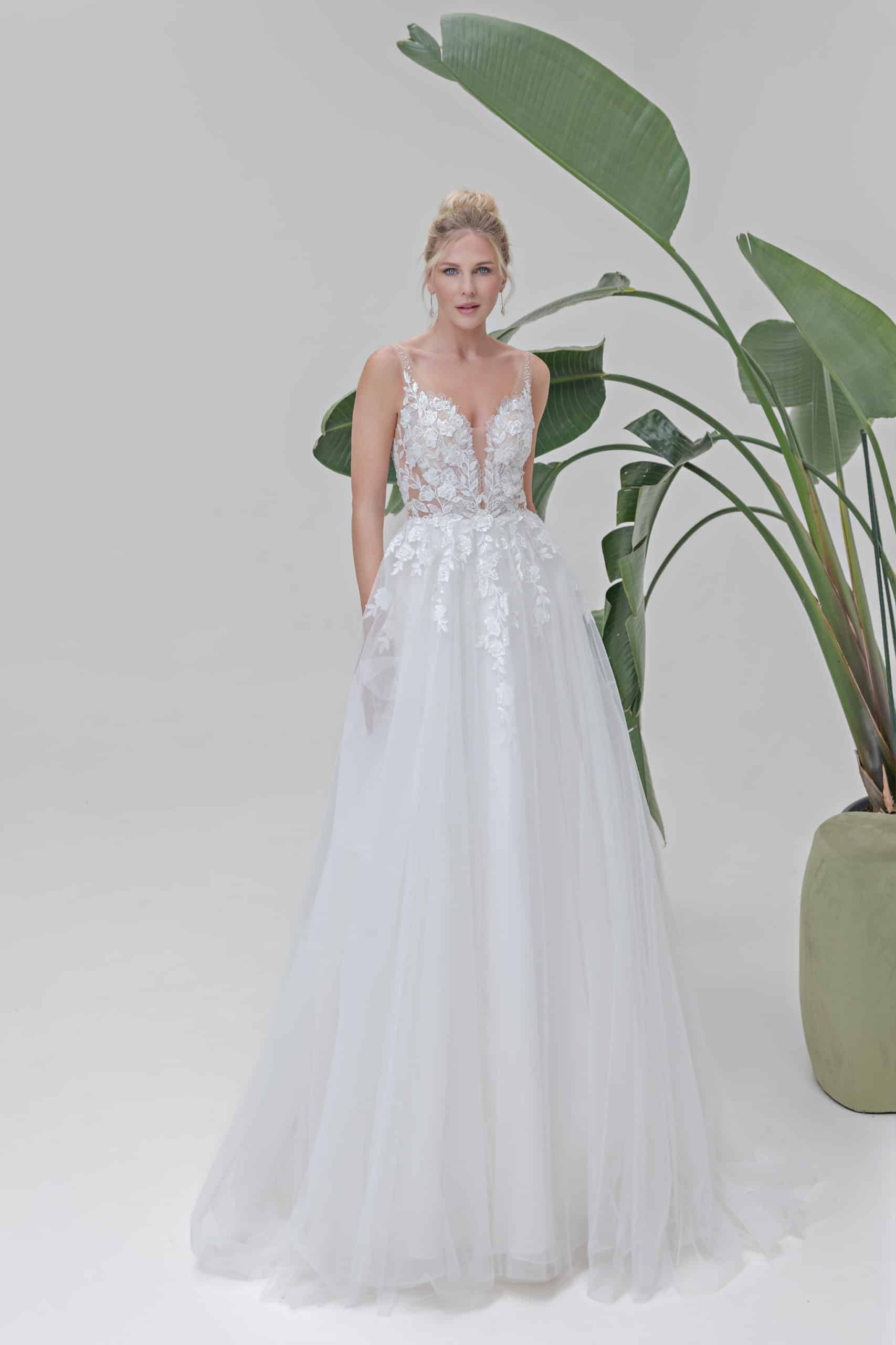 B2505 Brautkleid Fashion Queen Amera Vera bei VeRina Brautmoden in Hille Rothenuffeln Tüllkleid fließende Spitze Träger mit Perlen (1)