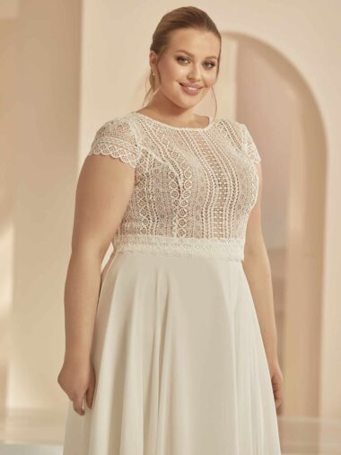 bianco evento bridal bolero e324 bei Verina Brautmoden in Hille Rothenuffeln Boho Häkelspitze Curvy Knopleiste T Shirt arm (3)