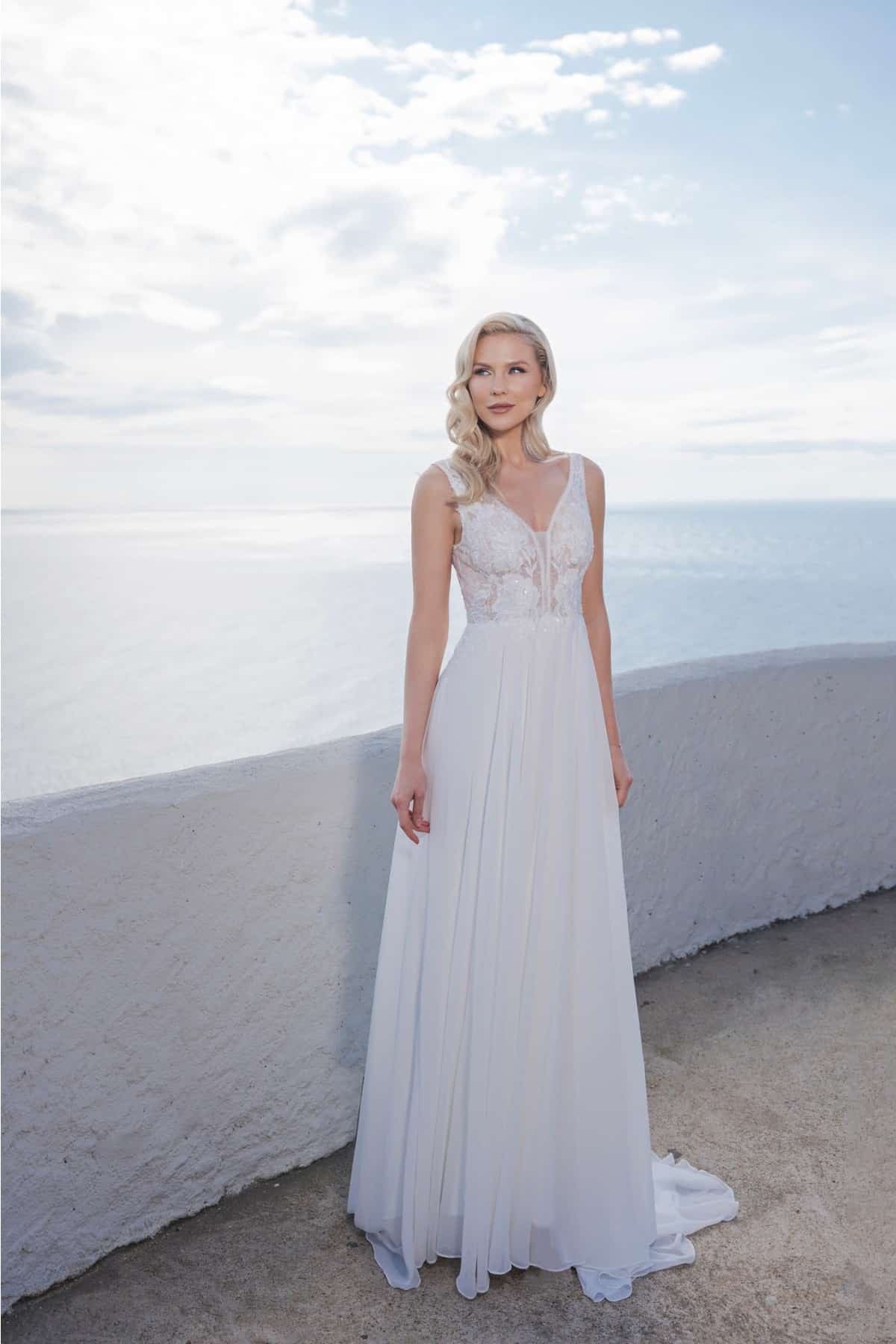 al116 Brautkleid Amera Vera light Fashion Queen bei VeRina Brautmoden in Hille Rothenuffeln leichtes Chiffonkleid Blumenspirte V Ausschnit Rücken V Ausschnitt (2)