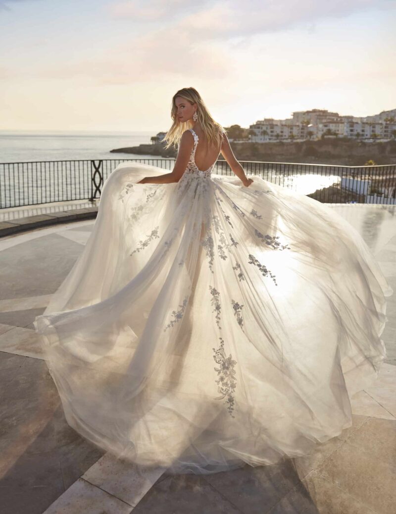 15016 Brautkleid Amelie bei VeRina Brautmoden in Hille Rothenuffeln kurzes Etuikleid mit abnehmbaren Rock fließende Spitze V Ausschnitt 3D Blüten tiefer Rückenausschnitt (5)