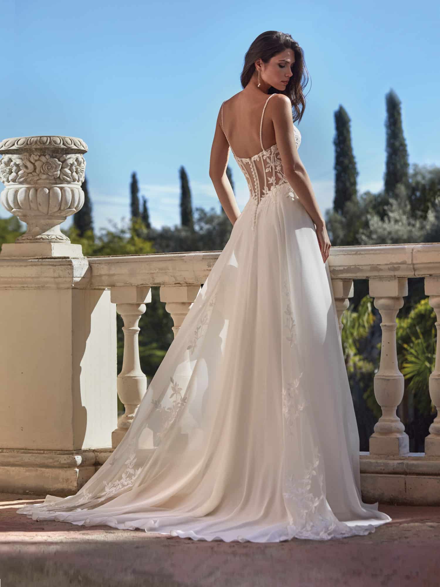 25012 Brautkleid Amelie bei VeRina Brautmoden in Hille Rothenuffeln Chiffonkleid Schleppe mit Spitzenelementen durchsichtiger Rücken Corsage mit Spitze und feinen Trägern (2)