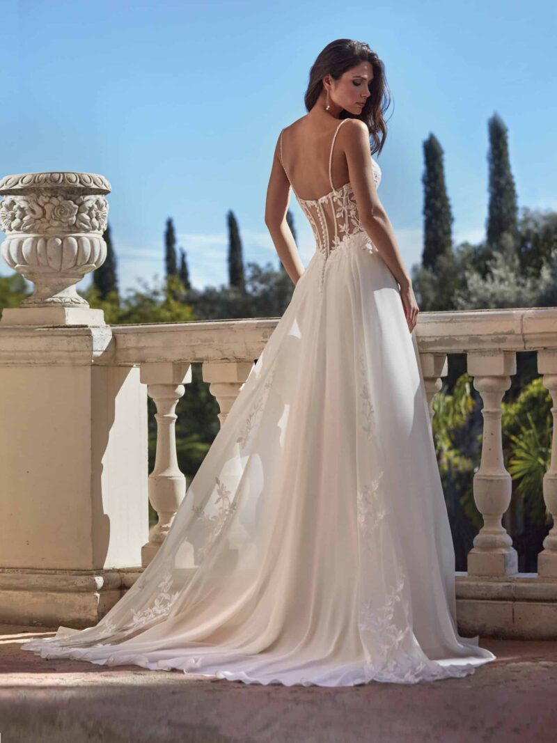 25012 Brautkleid Amelie bei VeRina Brautmoden in Hille Rothenuffeln Chiffonkleid Schleppe mit Spitzenelementen durchsichtiger Rücken Corsage mit Spitze und feinen Trägern (2)