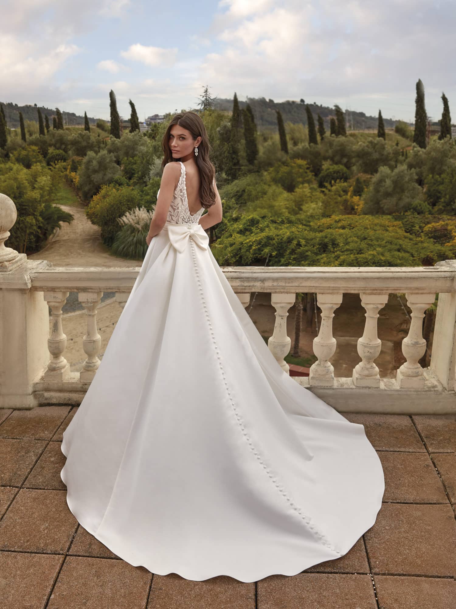 25026 Brautkleid Amelie bei Verina Brautmoden in Hille Rothenuffeln Satinrock Oberteil mit Blätterspitze bedeckt Rücken mit Schleife verziert V Ausschnitt (2)
