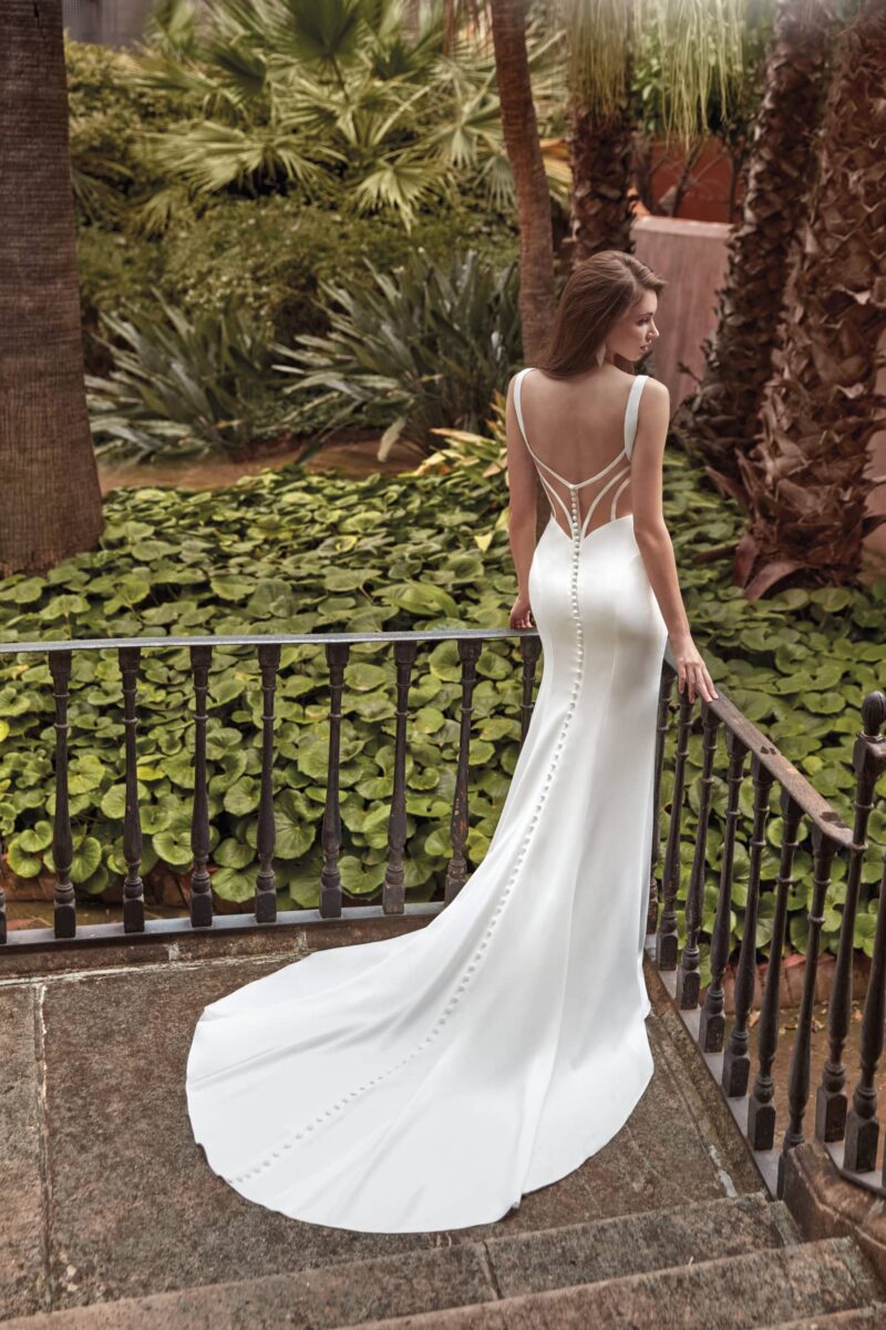 45001 Brautkleid Amelie bei VeRina Brautmoden in Hille Rothenuffeln schlicht eng mit Schlitz und Raffungen im Hüftbereich Squareneck breitere Träger Rücken transparent (2)