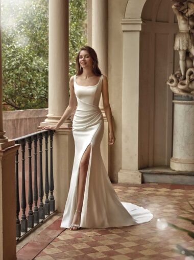 45001 Brautkleid Amelie bei VeRina Brautmoden in Hille Rothenuffeln schlicht eng mit Schlitz und Raffungen im Hüftbereich Squareneck breitere Träger Rücken transparent