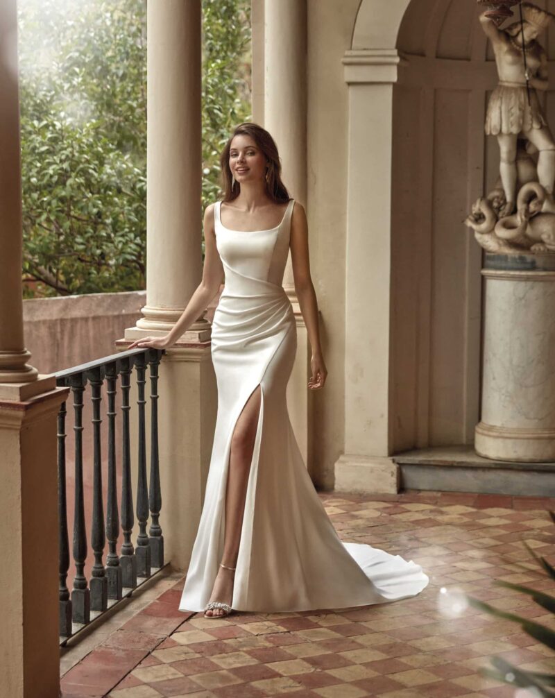 45001 Brautkleid Amelie bei VeRina Brautmoden in Hille Rothenuffeln schlicht eng mit Schlitz und Raffungen im Hüftbereich Squareneck breitere Träger Rücken transparent