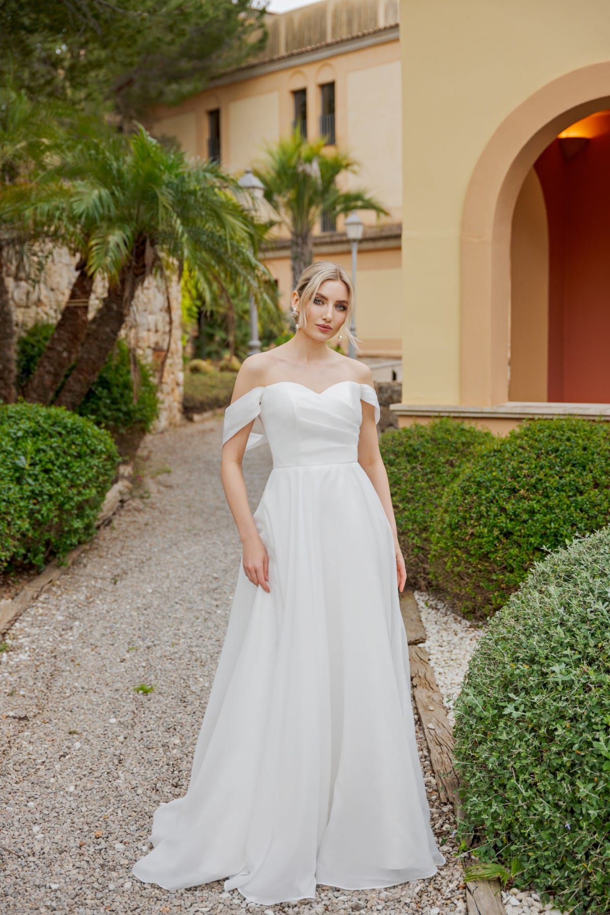 b2654 Brautkleid Ann Angelex Fashion Queen bei VeRina Brautmoden in Hille Rothenuffeln leichtes Chiffonkleid ohne Spitze Herz Ausschnitt gerader Rücken Ausschnitt Carmen Träger 1
