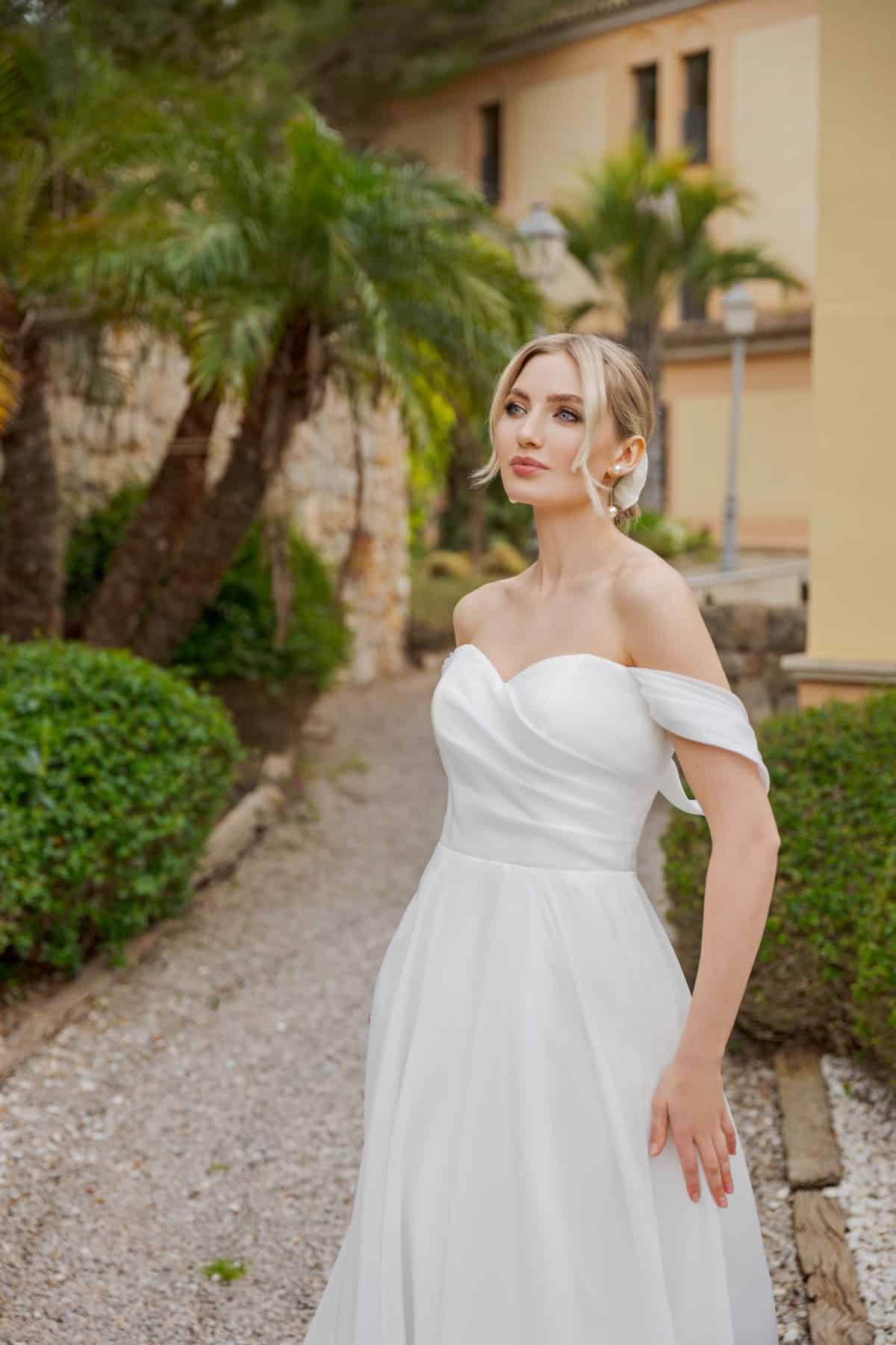 b2654 Brautkleid Ann Angelex Fashion Queen bei VeRina Brautmoden in Hille Rothenuffeln leichtes Chiffonkleid ohne Spitze Herz Ausschnitt gerader Rücken Ausschnitt Carmen Träger 2
