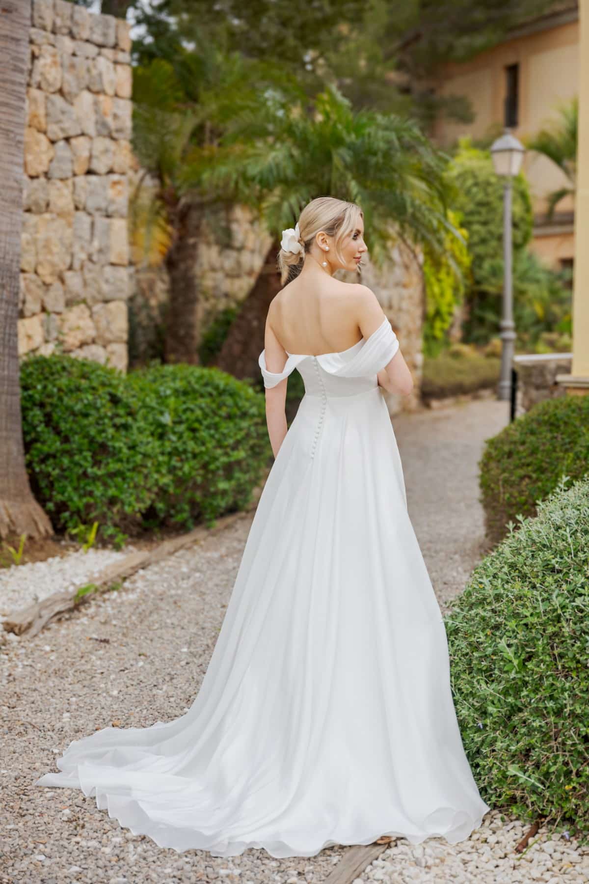 b2654 Brautkleid Ann Angelex Fashion Queen bei VeRina Brautmoden in Hille Rothenuffeln leichtes Chiffonkleid ohne Spitze Herz Ausschnitt gerader Rücken Ausschnitt Carmen Träger 3