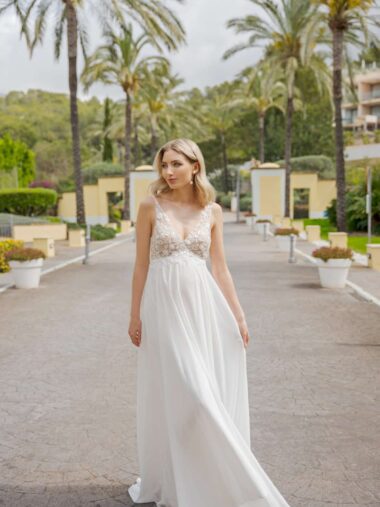 bs527 Brautkleid Umstandskleid Fashion Queen bei VeRina Brautmoden in Hille Rothenuffeln Chiffonkleid Schleppe zarte Spitze mit Blümchen brauner Tüll V Ausschnitt
