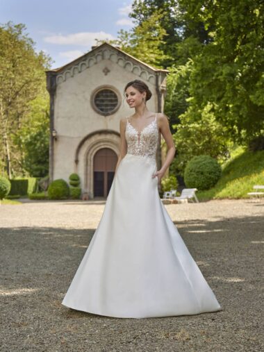 Brautkleid 45028 Amelie bei VeRina Brautmoden in Hille Rothenuffeln Satinrrock Spitze Spaghettiträger transparente Corsage V Ausschnitt