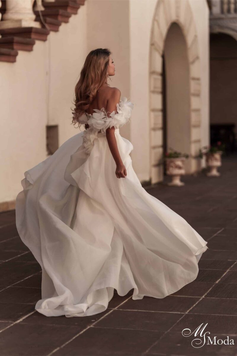 Brautkleid Anastelle MS Moda bei VeRina Brautmoden in Hille Rothenuffeln kurzes Kleid Pailletten abnehmbare Schleppe aus Organza große 3D Blüten Carmenträger (3)