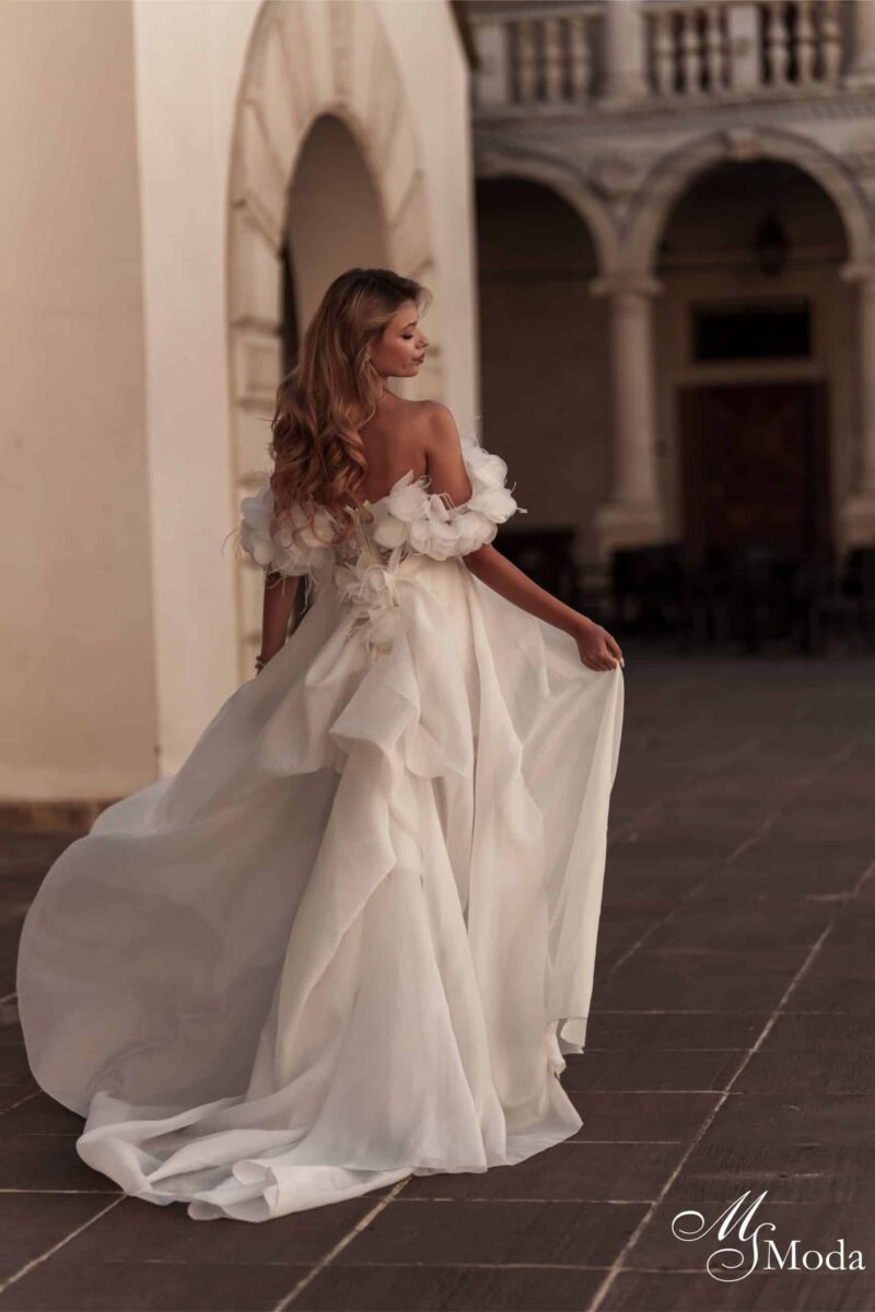 Brautkleid Anastelle MS Moda bei VeRina Brautmoden in Hille Rothenuffeln kurzes Kleid Pailletten abnehmbare Schleppe aus Organza große 3D Blüten Carmenträger (4)