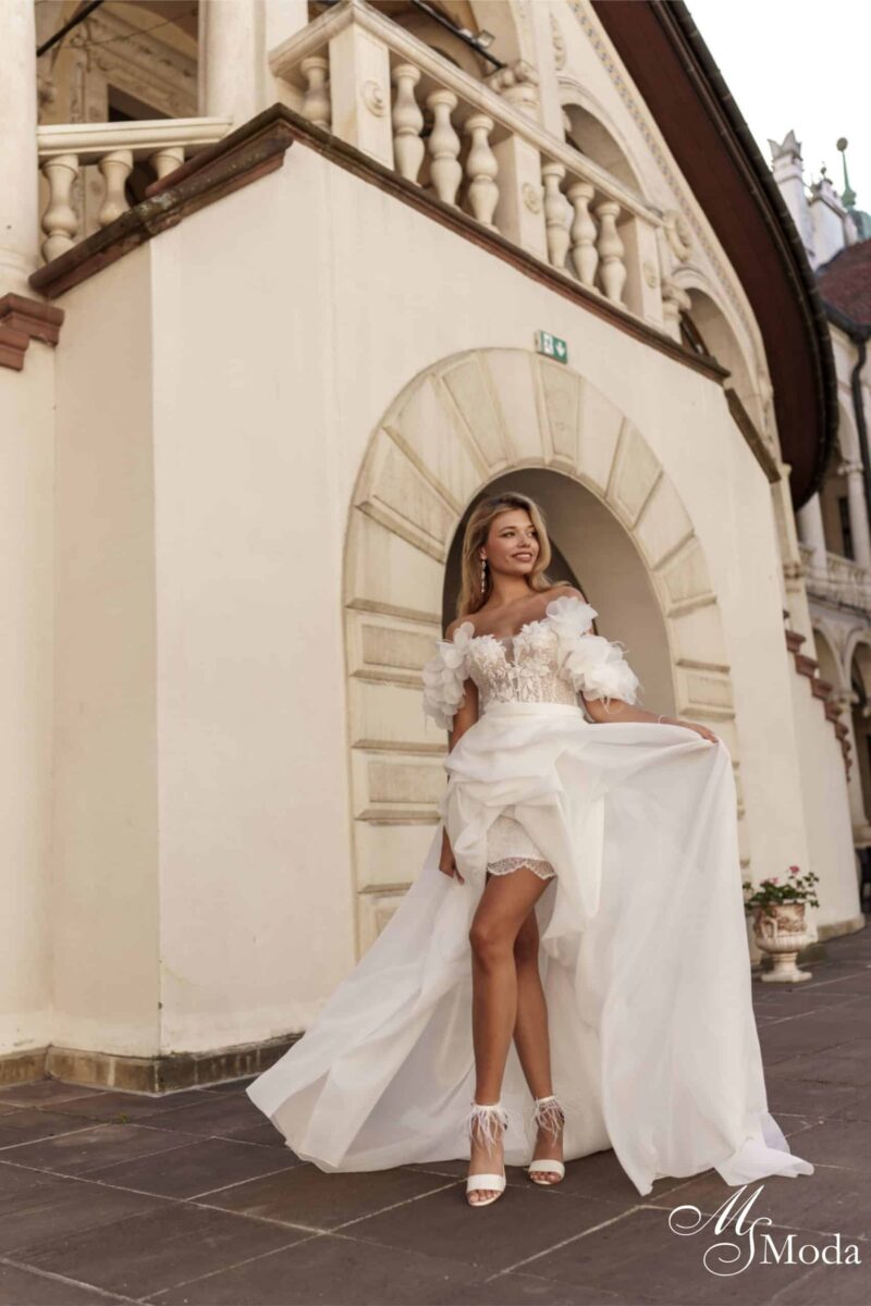 Brautkleid Anastelle MS Moda bei VeRina Brautmoden in Hille Rothenuffeln kurzes Kleid Pailletten abnehmbare Schleppe aus Organza große 3D Blüten Carmenträger