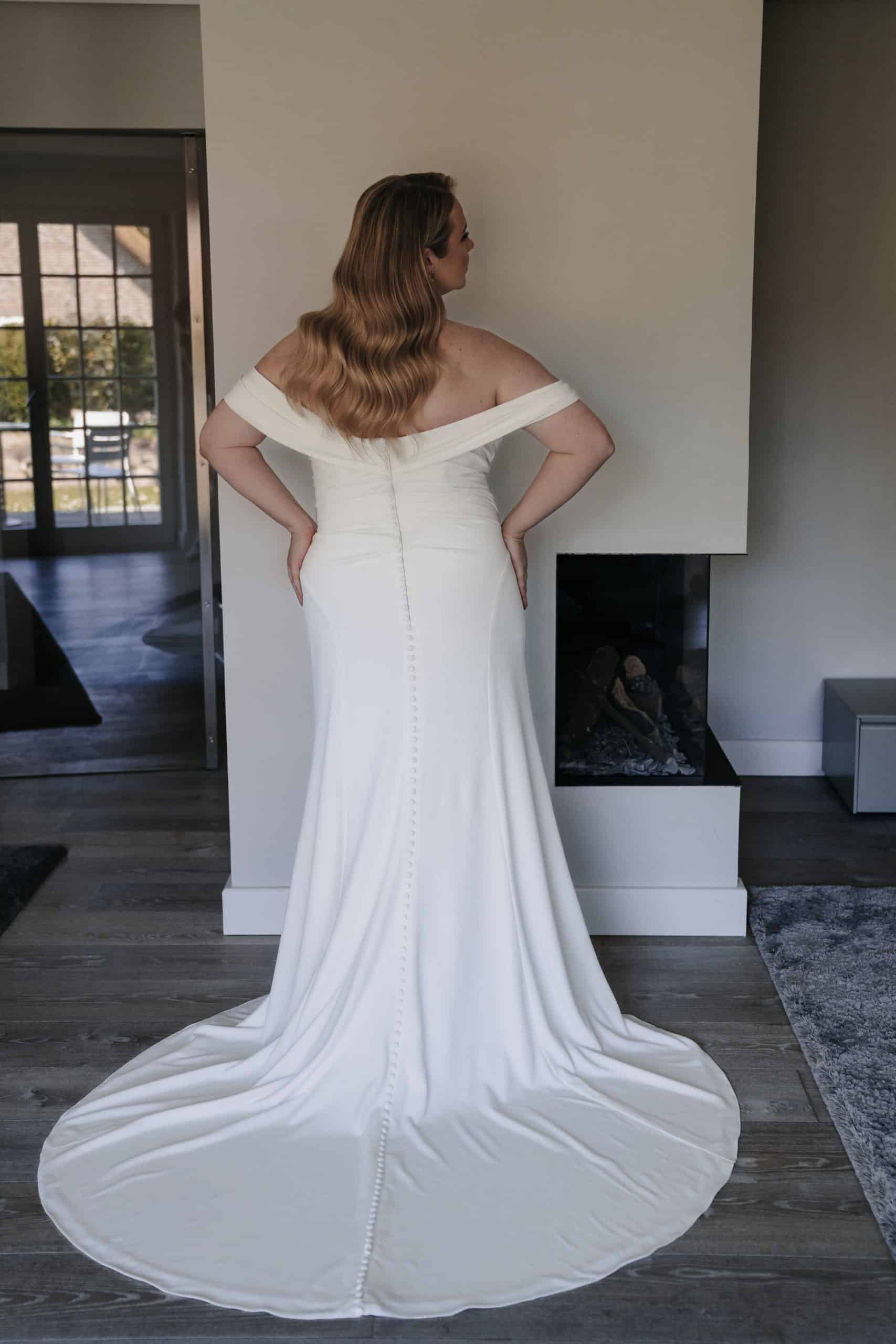 LB559 Brautkleid Fashion Queen bei VeRina Brautmoden in Hille Rothenuffeln eng figurbetont Schlitz Schleppe (5)