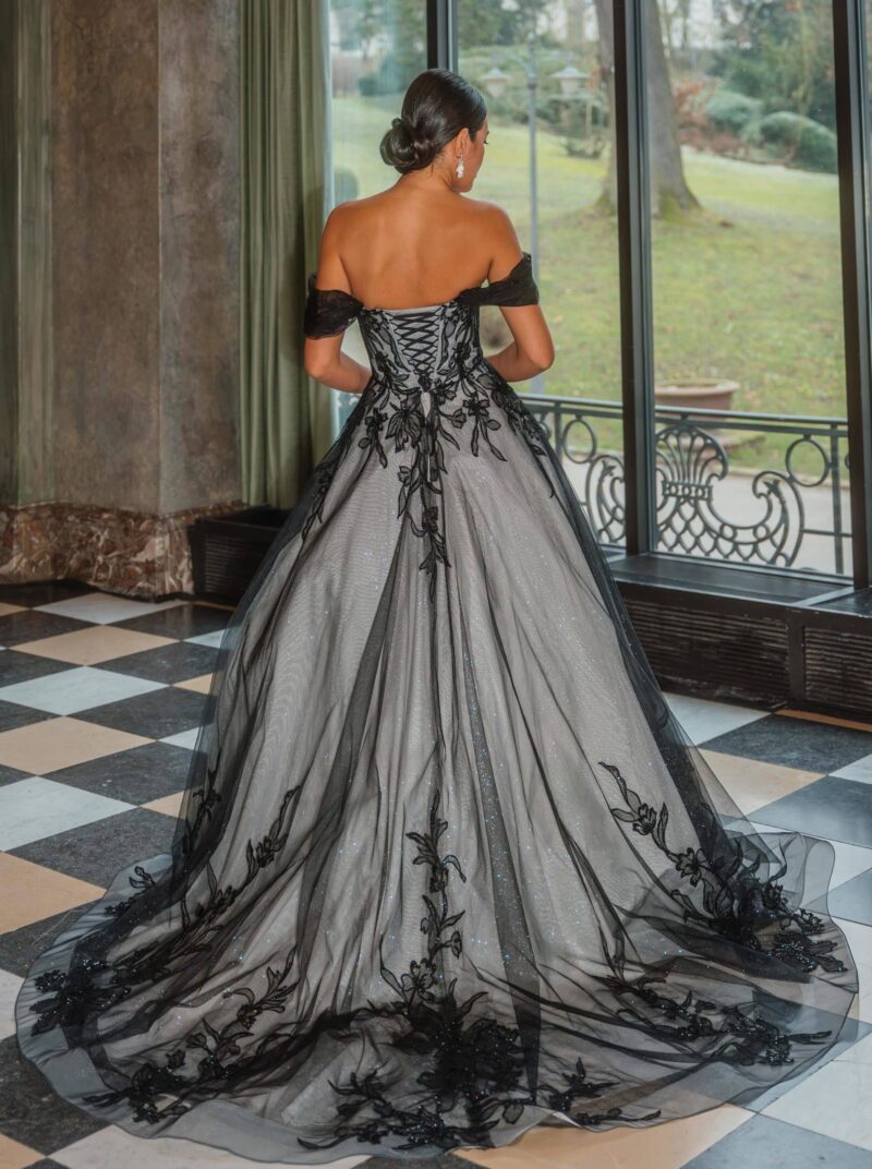 50922 diane legrand Brautkleid bei VeRina Brautmoden in Hille Rothenuffeln Prinzessin schwarz nude Carmenträger fließende Spitze Schleppe schnürung (2)