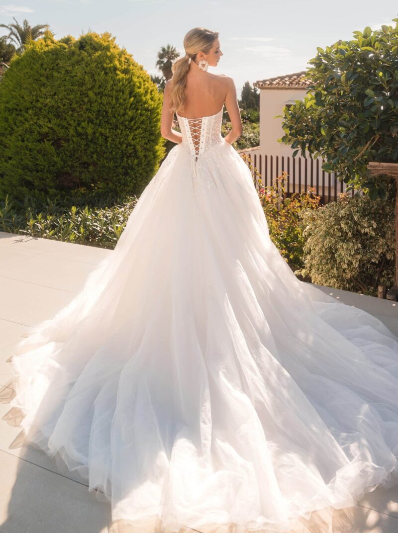 8224 Brautkleid Diane Legrand bei VeRina Brautmoden in Hille Rothenuffeln Corsagenkleid Perlen V Ausschnitt V Corsage Tüll Glitzer Schnürung (1)