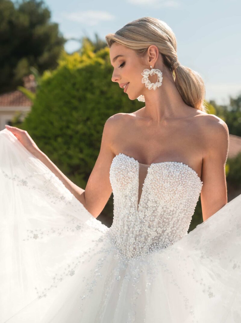 8224 Brautkleid Diane Legrand bei VeRina Brautmoden in Hille Rothenuffeln Corsagenkleid Perlen V Ausschnitt V Corsage Tüll Glitzer Schnürung (2)