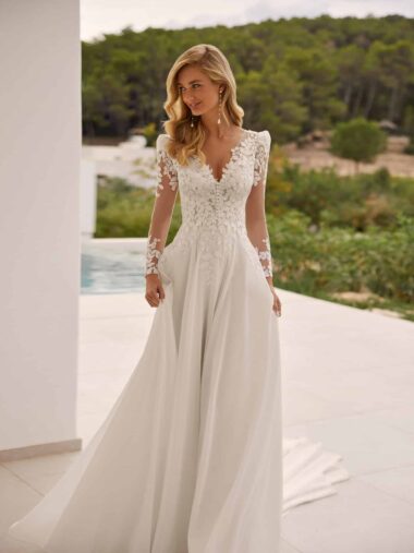 Brautkleid SALOME ADRIANA ALIER bei VeRina Brautmoden in Hille Rothenuffeln Spaghettiträger Chiffon Blätterspitze (2)