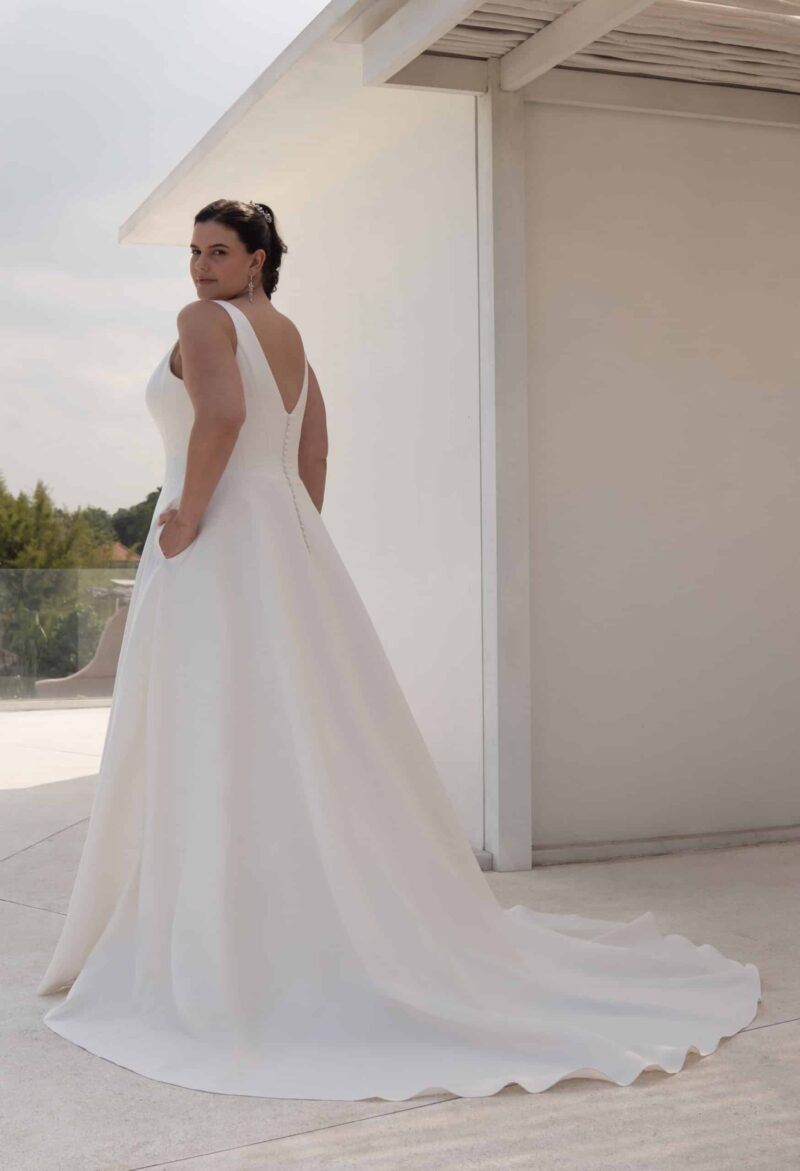 30165W Brautkleid Amelie bei VeRina Brautmoden in Hille Rothenuffeln Satinkleid Satin clean v Ausschnitt